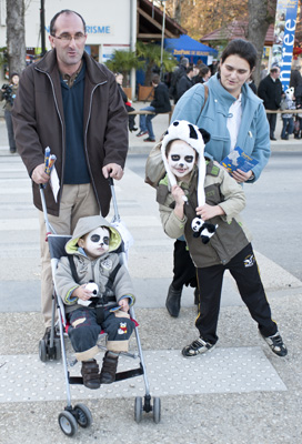 Mike Godsil's photo of panda arrival and welcome in France