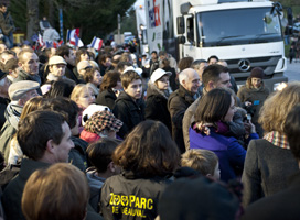 Mike Godsil's photo of panda arrival and welcome in France