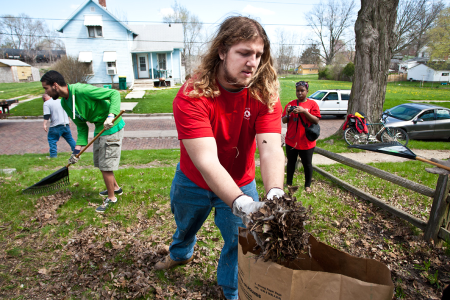 Knox College students doing yardwork in Galesburg for Christmas in Action.