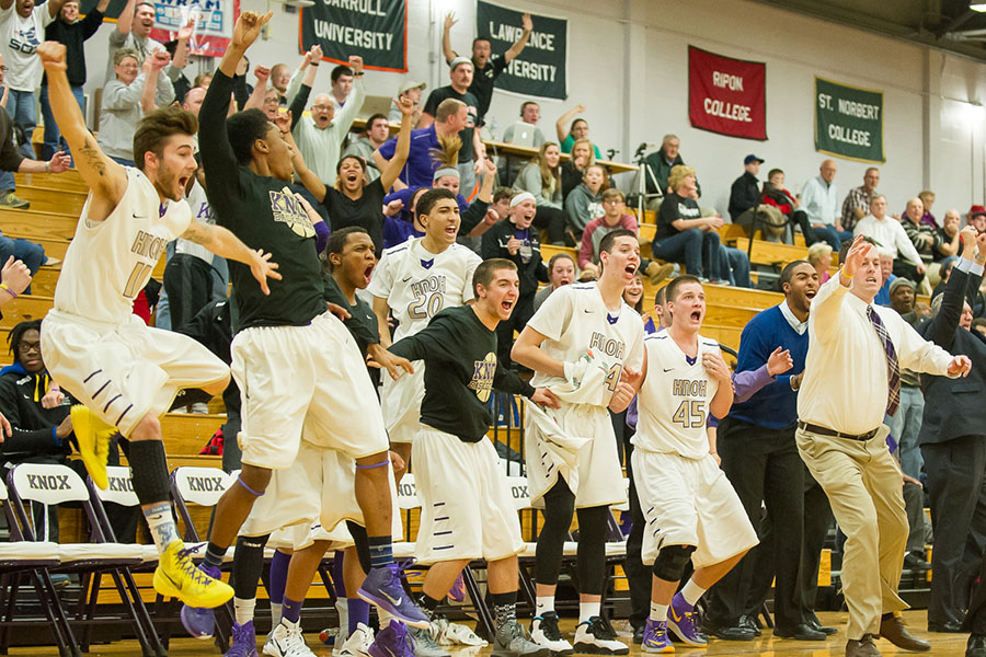 Knox basketball celebrates victory over Monmouth College