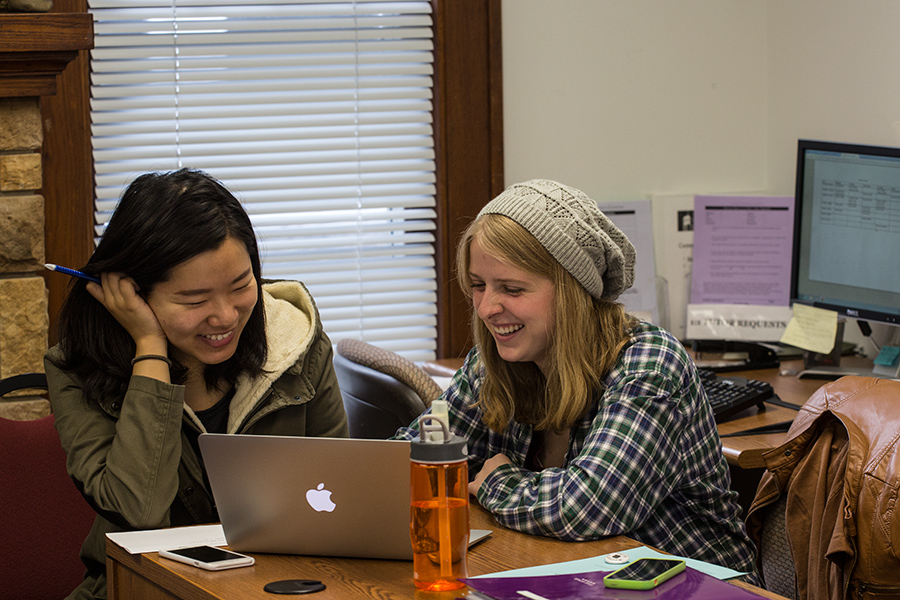 Writer's Block, a peer mentoring writing tutor program, helps Knox students during all parts of the writing process. 