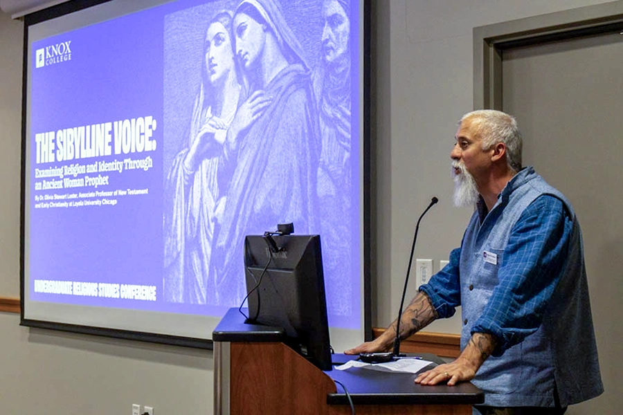 Knox College Professor of Religious Studies Robert Geraci stands at the podium.