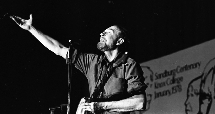 Pete Seeger performs at the Carl Sandburg centenary celebration.