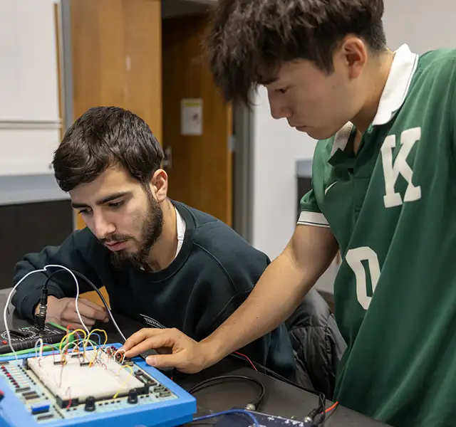 Knox students working together in physics class.