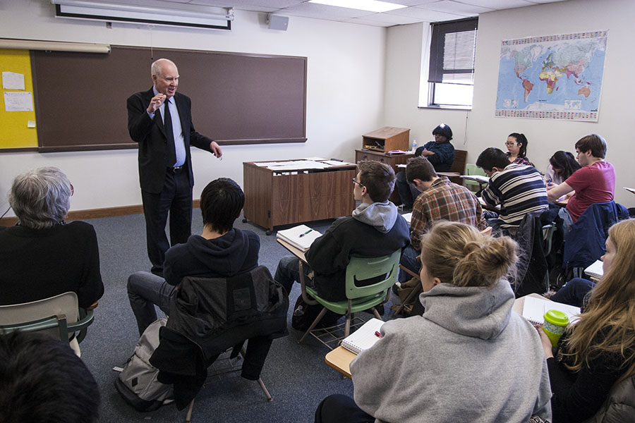 2014 Alumni Achevement Award winner Lee Benham talking to a Intermediate Economics class.