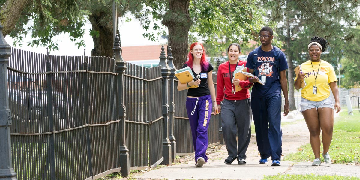 New Knox College student explore campus together