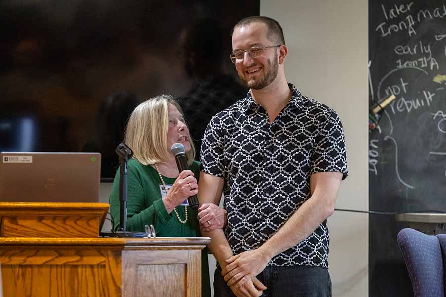 Elsa Swenson Teel ’67 introduces artist Kevin Dera Cox ’24 during the ceremony honoring the legacy of the Anderson House. 