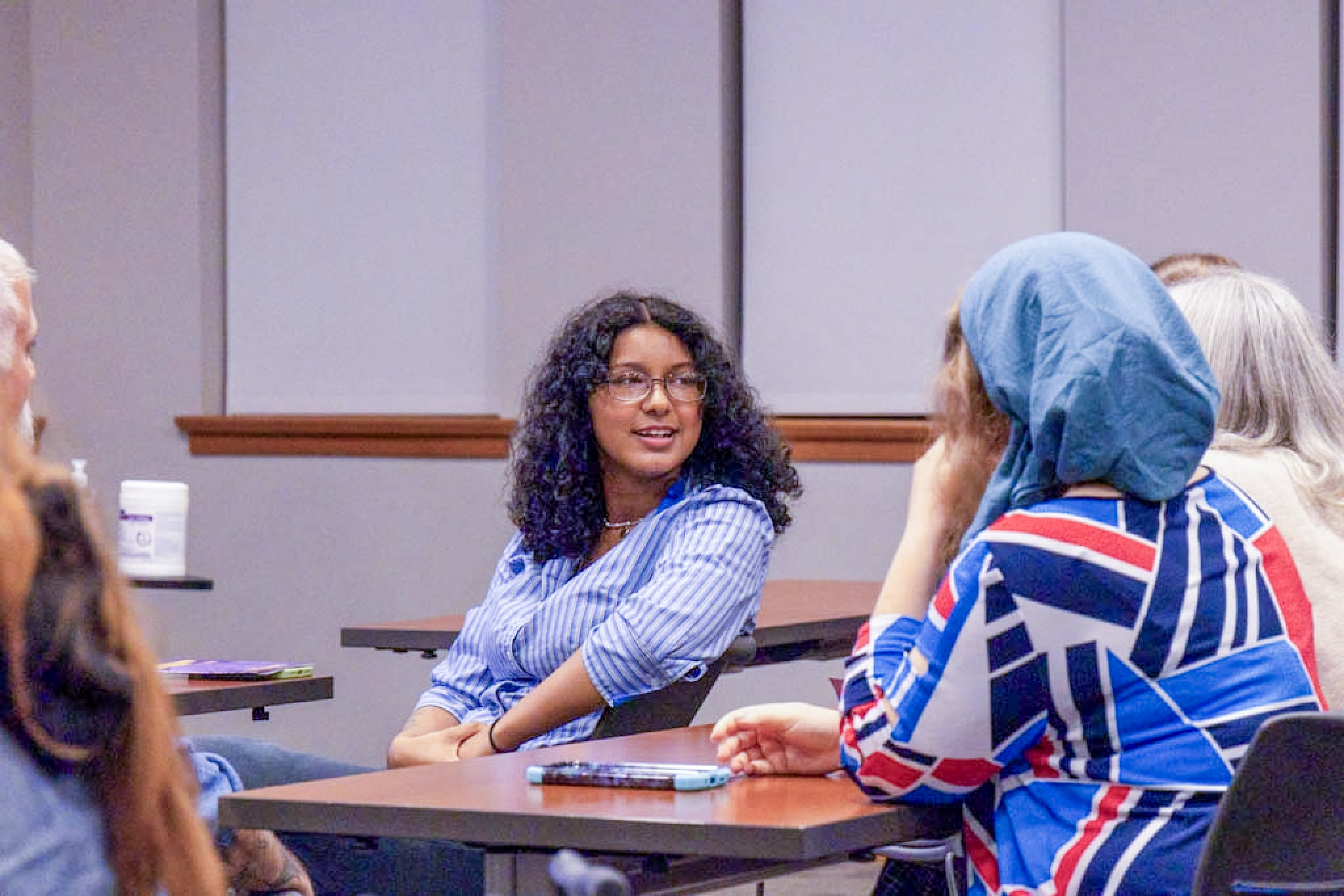 Students discuss the lectures. 