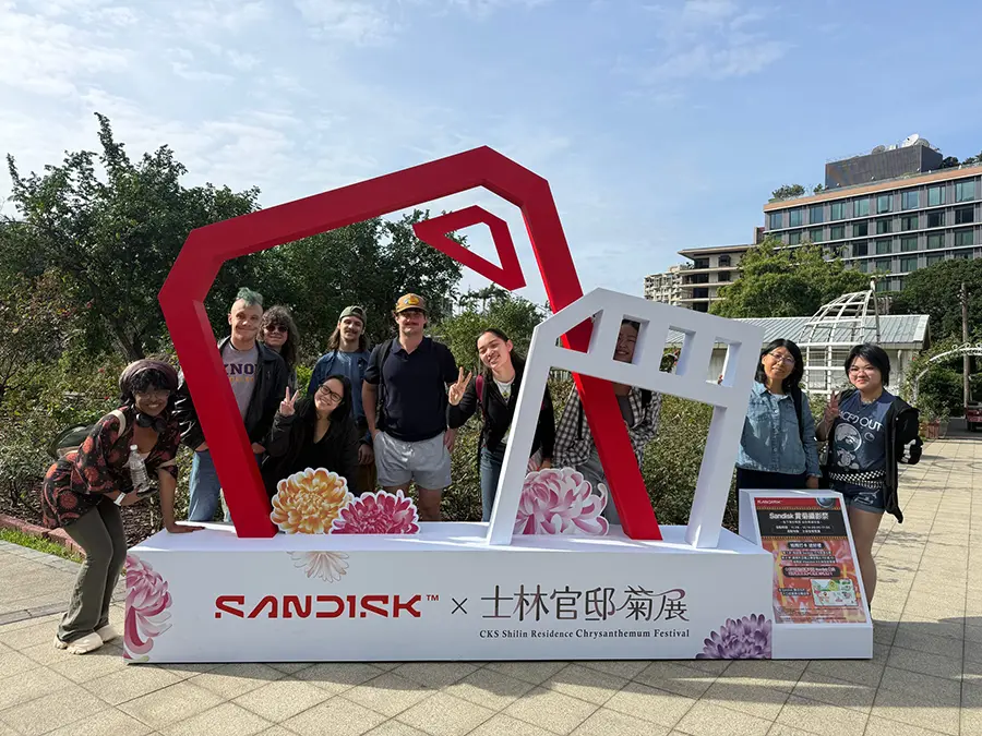 Knox Students pose during their Taiwan Immersive trip over winter break.