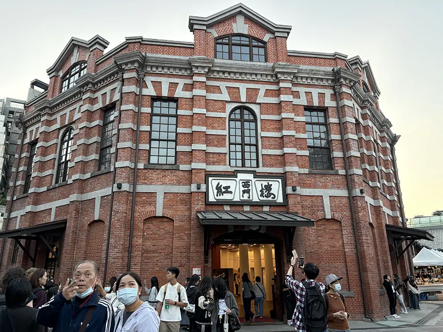 Knox Students at Jing Mei White Museum