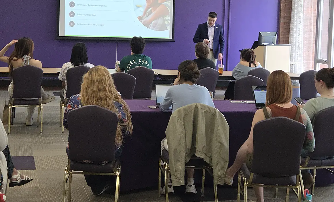 Knox College students learn financial basics