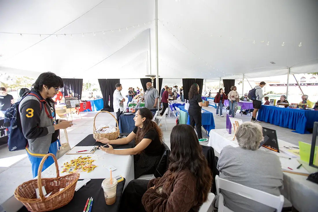 Students receive information at KnoXpo event