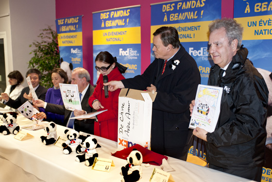 Mike Godsil's photo of panda arrival and welcome in France