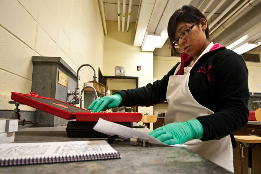 Students at Knox have opportunities to work on scientific research with faculty members. 