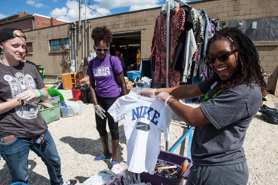 Knox College students perform community service and tour Galesburg as they prepare for the new academic year.