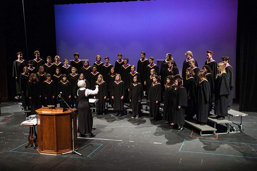 The Knox College Choir, directed by Music Professor Laura Lane, performs.