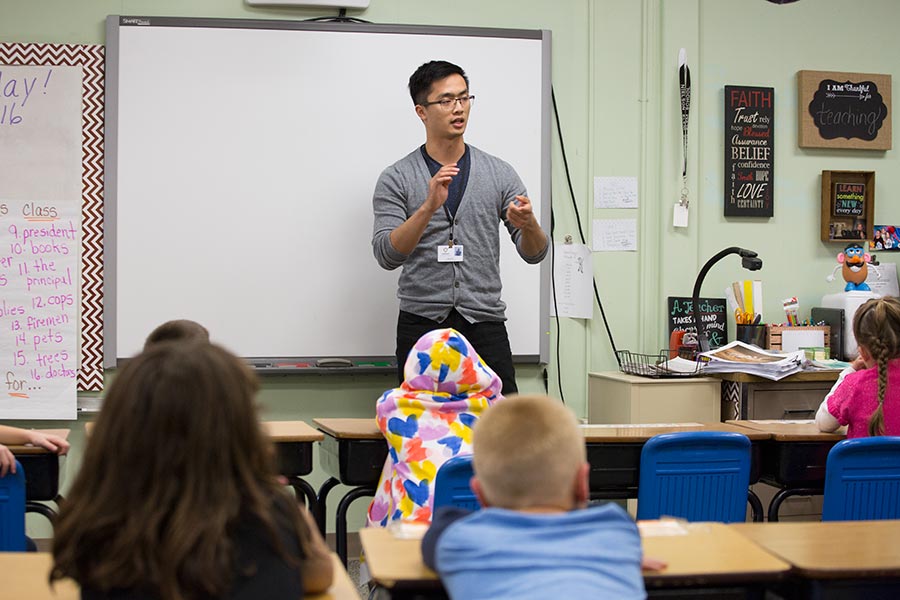 KnoxCorps Fellow Samuel Chen '16 explains head lice to students at Nielson School in Galesburg.