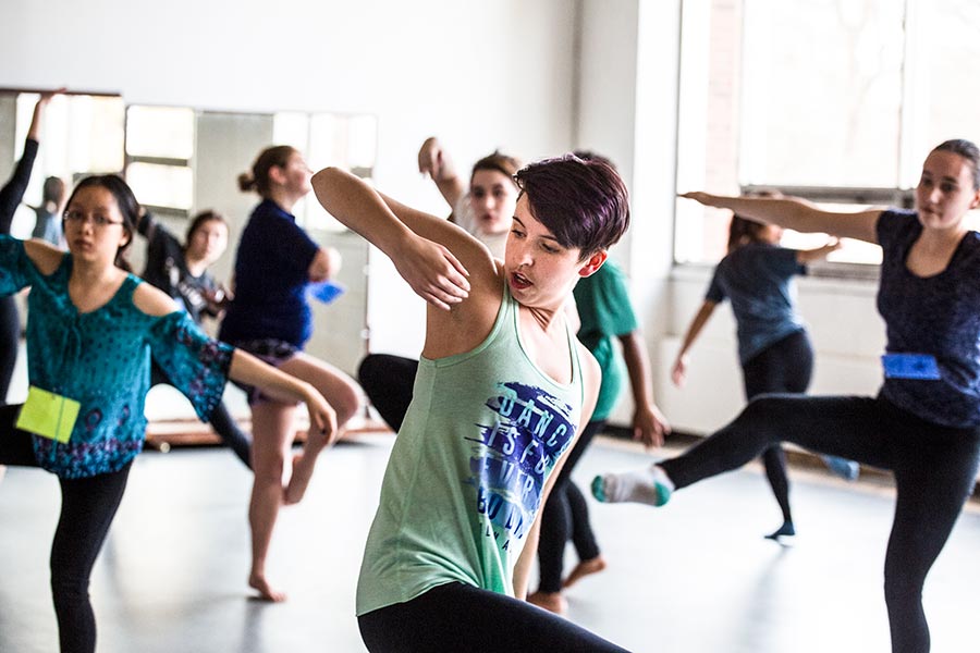 Brynn Ogilvie '13 teaches a workshop during her residency at Knox.
