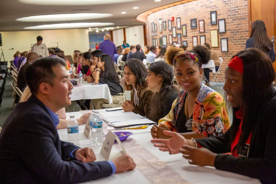 Students Explore Careers in "Speed Networking" Event with Alumni