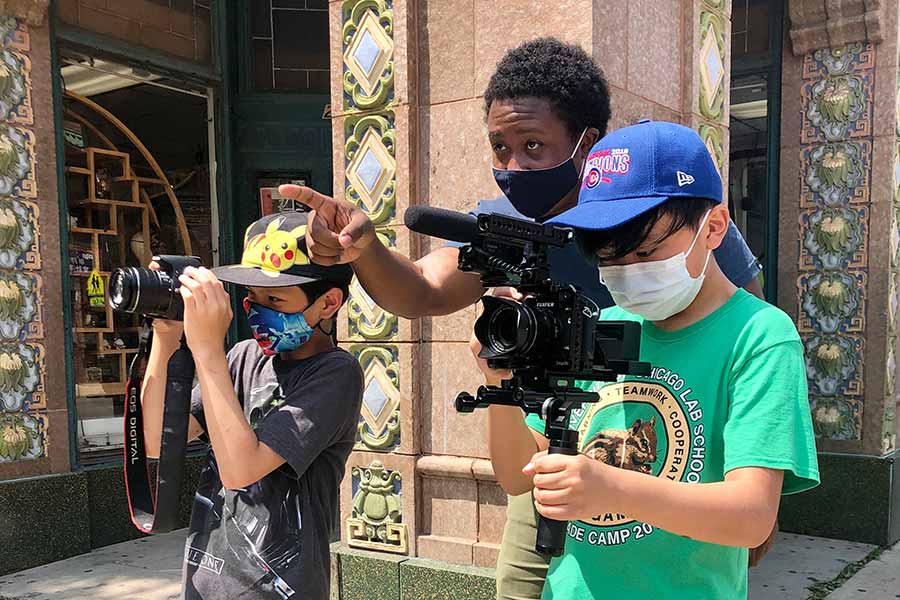 Cortney Hill '17 explores Chinatown with two students while documenting street photography and videography.