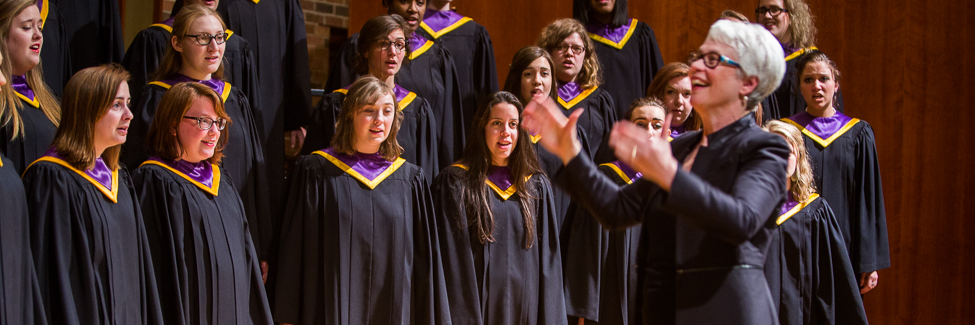 Professor Laura Lane directs a Knox College Choir concert.